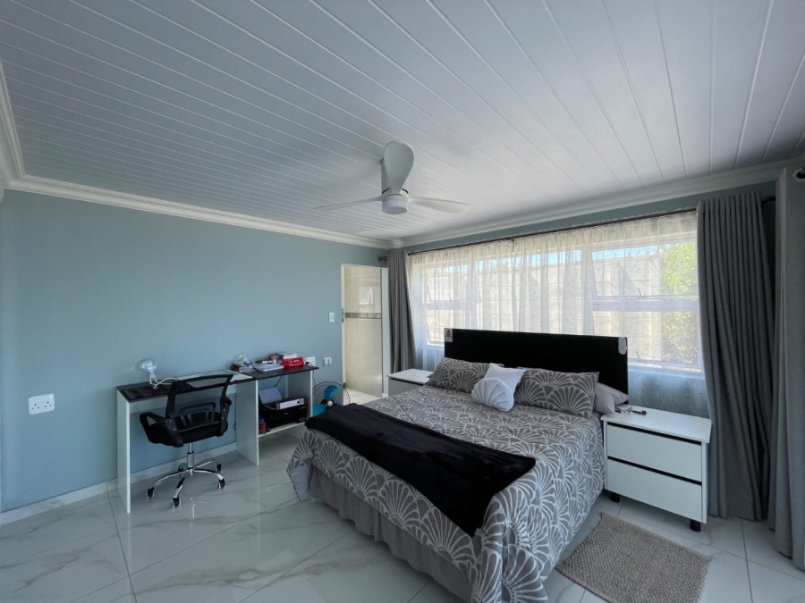5 Bedroom Property for Sale in Dana Bay Western Cape